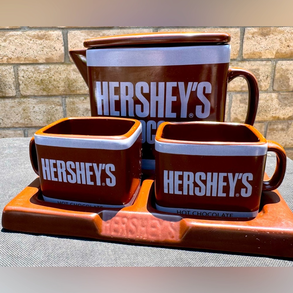 Hershey Teapot with 2 Hershey glasses